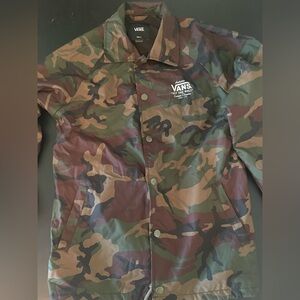 Vans Men's Camo windbreaker jacket. Great condition. Draw string on bottom.